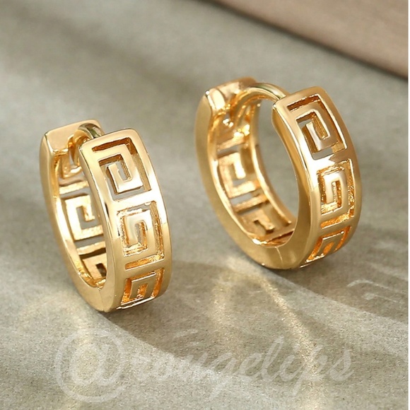 Gold Tone Small Hoop Earrings Geometric - Picture 1 of 5